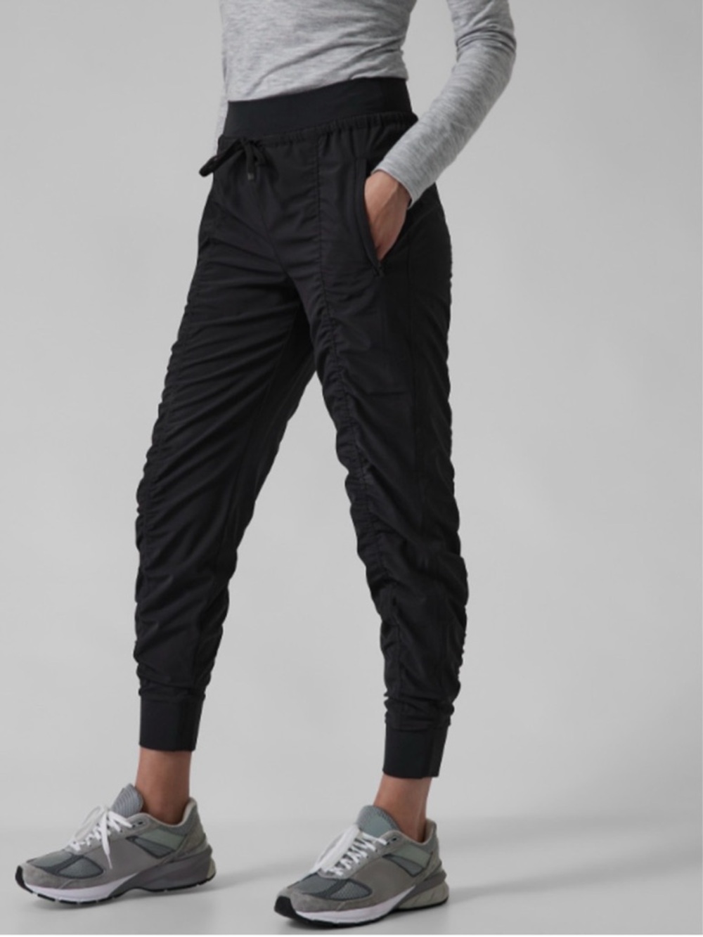 Athleta Attitude Lined Joggers Black Ruched Crop Pant Size 8 Athleisure Chic